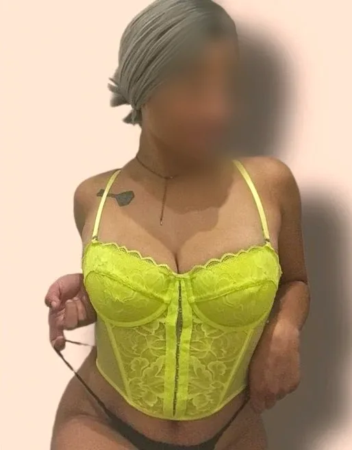 Caroline, 27